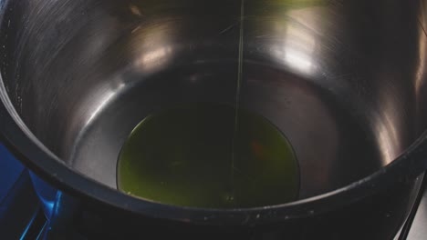 verter aceite de oliva en una olla de acero y agregar cebollas picadas y carne picada