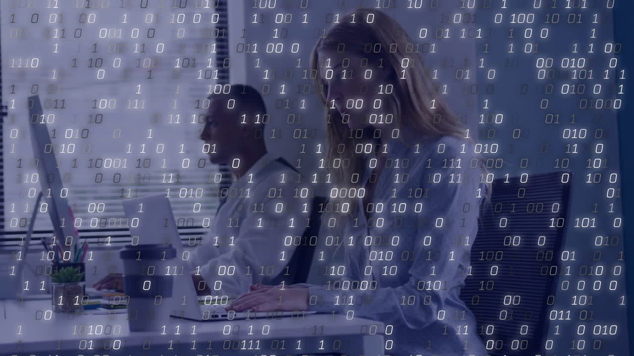 animación de procesamiento de datos de codificación binaria sobre diversas personas de negocios en la oficina.