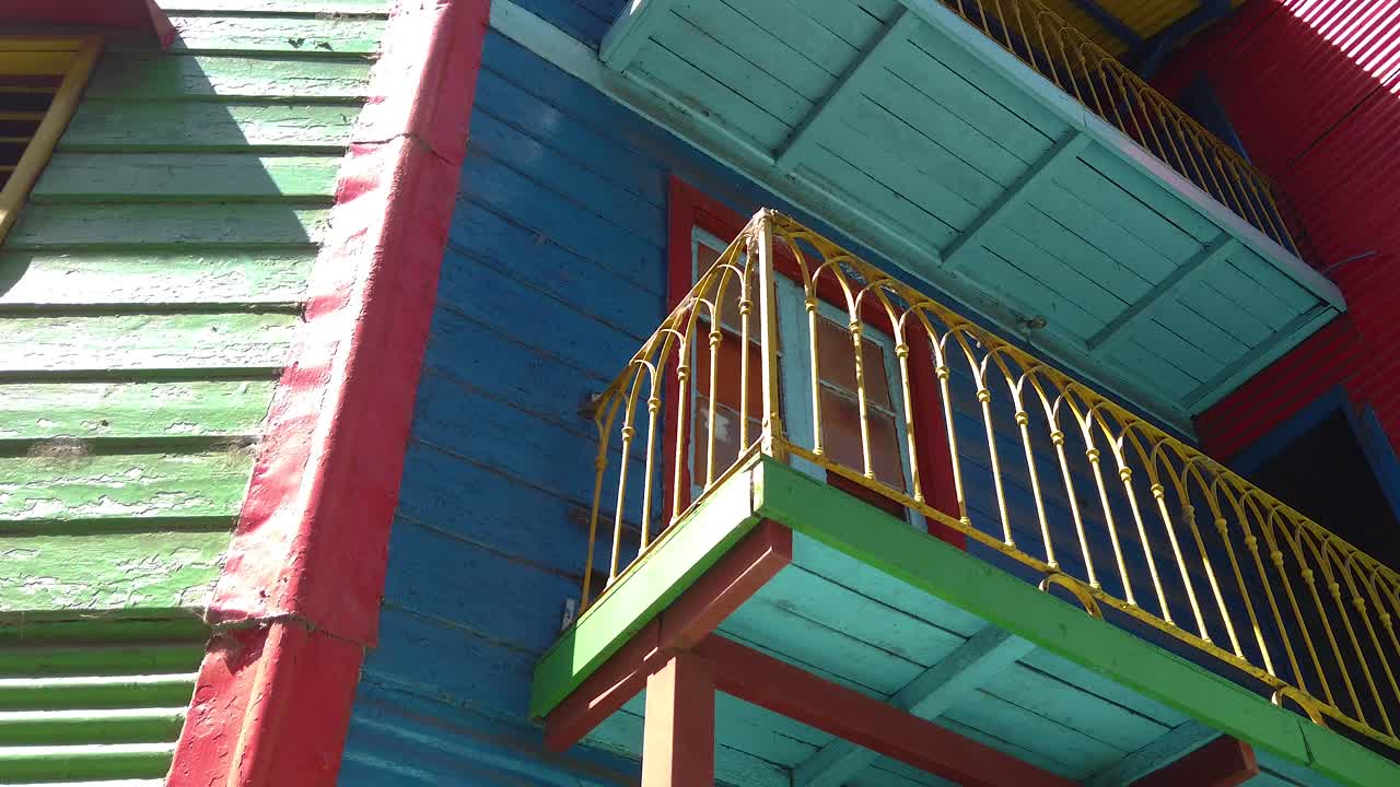 Sacadas em casas de tango históricas e coloridas da cidade de Buenos Aires, Argentina, rua Caminito em La Boca, detalhes em close-up