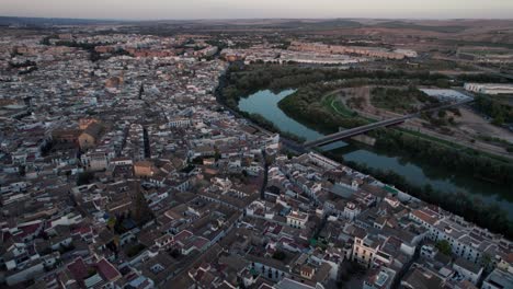 Vista-Aérea-Itinerante-Del-Río-Guadalquivir-Y-La-Antigua-Ciudad-De-Córdoba-Durante-La-Puesta-De-Sol