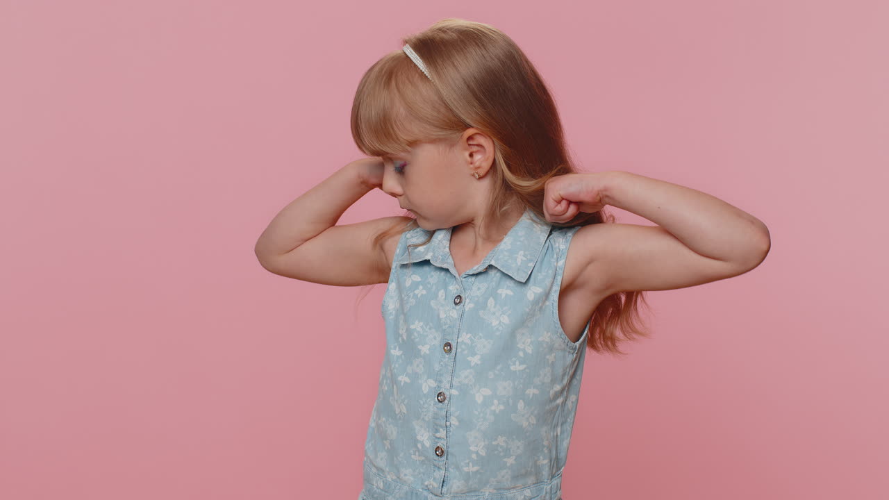 체력, 자신감, 미성년자 소녀, 양반을 보여주는 아이, 힘, 힘, 성공, 승리