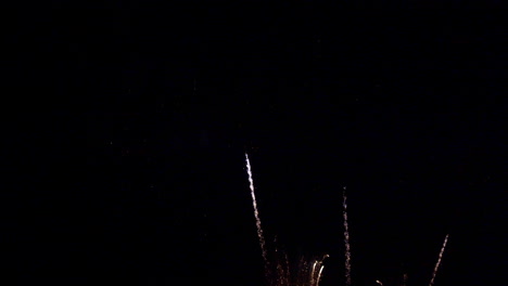 hermosos fuegos artificiales coloridos abstractos explotan en el cielo por la noche un símbolo de celebración en el aniversario de año nuevo para el fondo