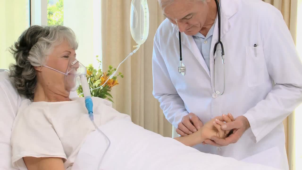 의사 가 환자 의 맥박 을 측정 하는 것