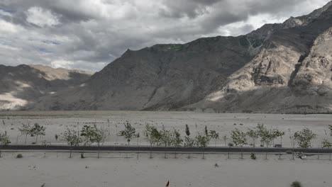 vista aérea del desierto de sarfaranga con una carretera vacía y montañas desérticas en el fondo