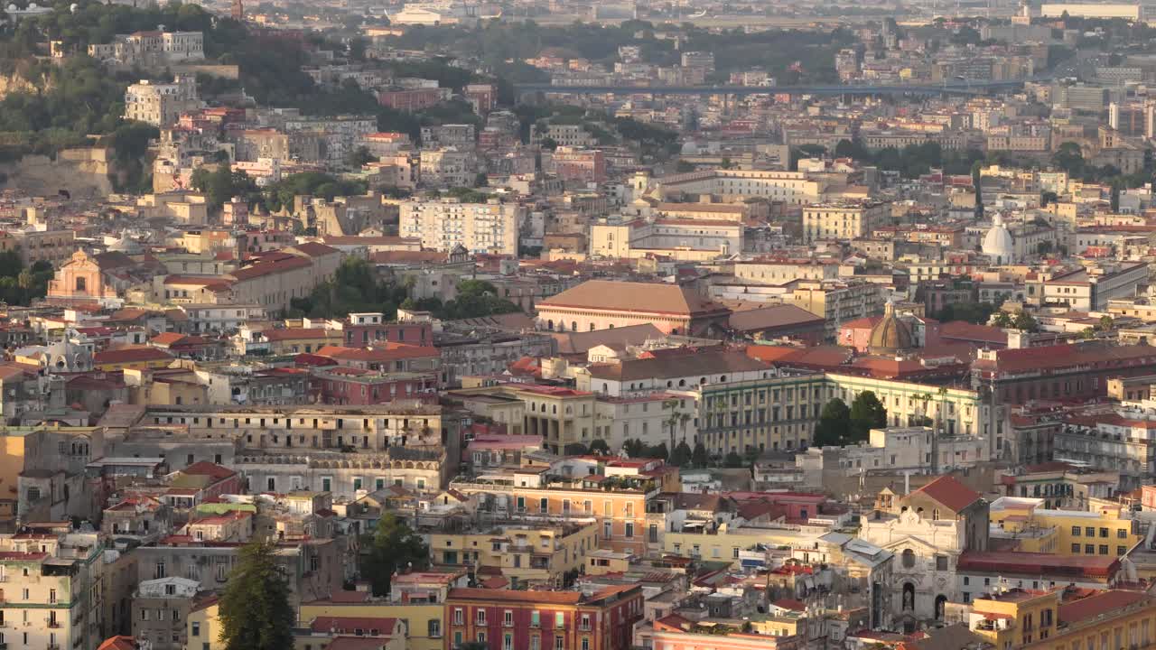 해가 지는 나폴리 시내 풍경