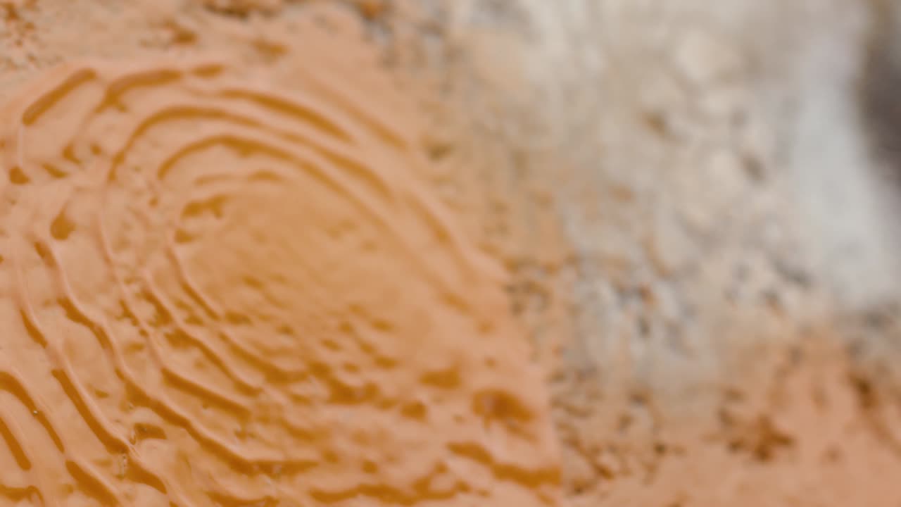 mancha líquida en una superficie naranja