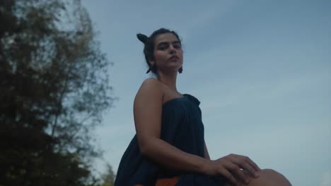 la expresión de la mujer india refleja su inquebrantable conciencia y compasión por los problemas ambientales, convirtiéndola en una defensora del bienestar del planeta.