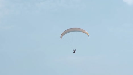 Los-Turistas-Vuelan-En-Paracaídas-En-El-Cielo-En-Cámara-Lenta-Del-Resort.