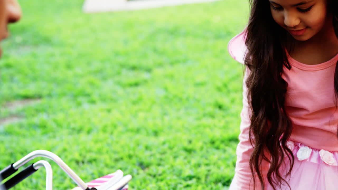 padre e hija teniendo una fiesta de té de juguete
