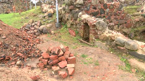 ruinas del castillo de la orden de livonia en ergeme durante el otoño.