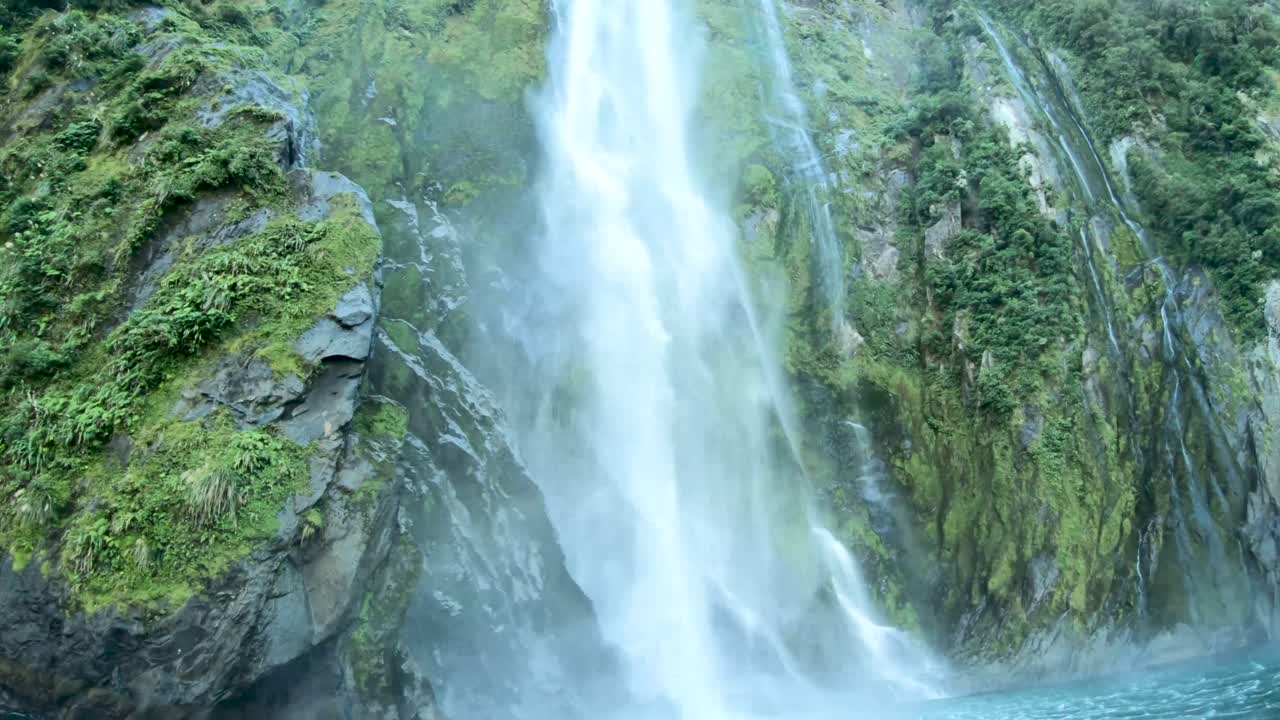 hermosas cascadas mientras navega por milford sound en nueva zelanda
