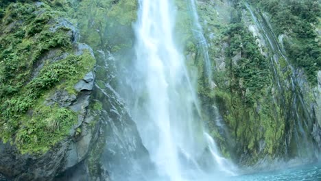 hermosas cascadas mientras navega por milford sound en nueva zelanda