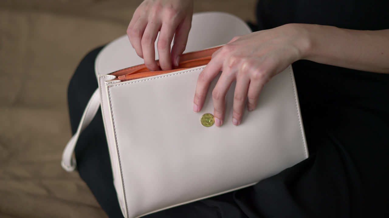 abrir a mano una bolsa de cuero de moda