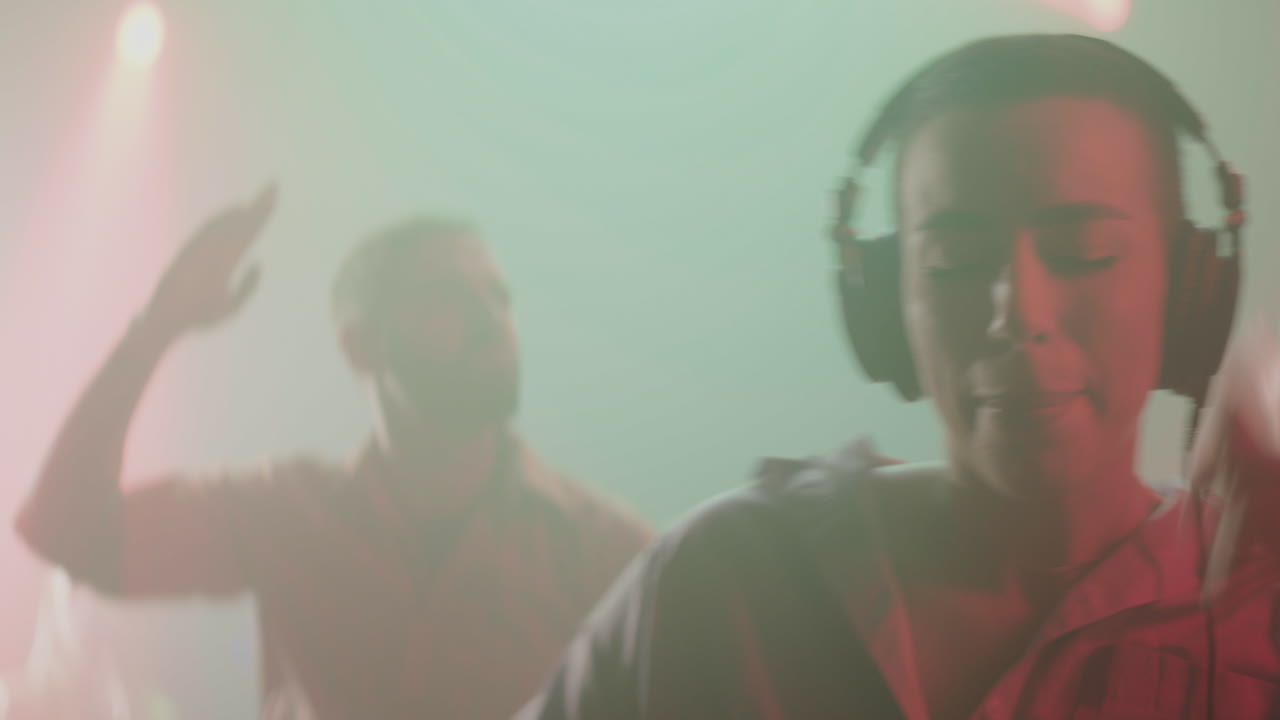 scena sfocata di un nightclub.