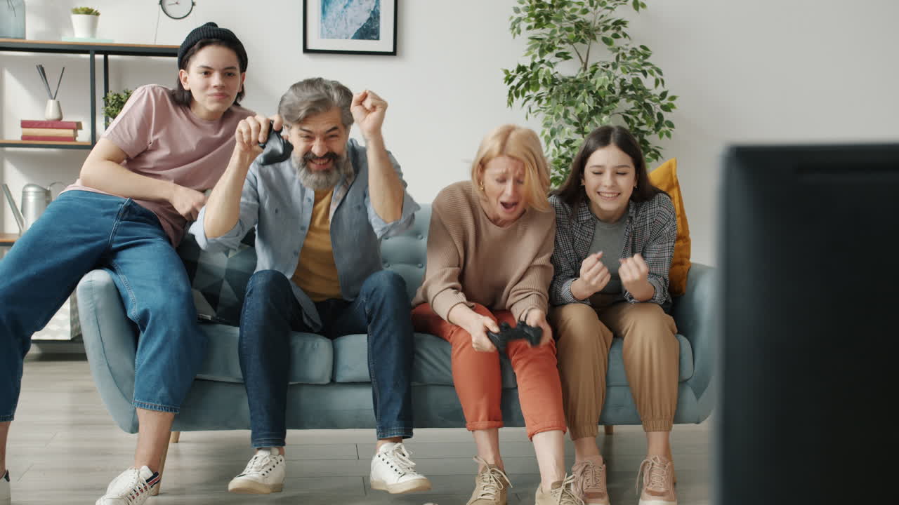 семья играет в видеоигры