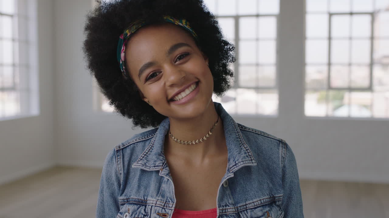 attraente giovane donna afroamericana ritratto di carina trendy ragazza nera sorridente allegra godendo di uno stile di vita positivo