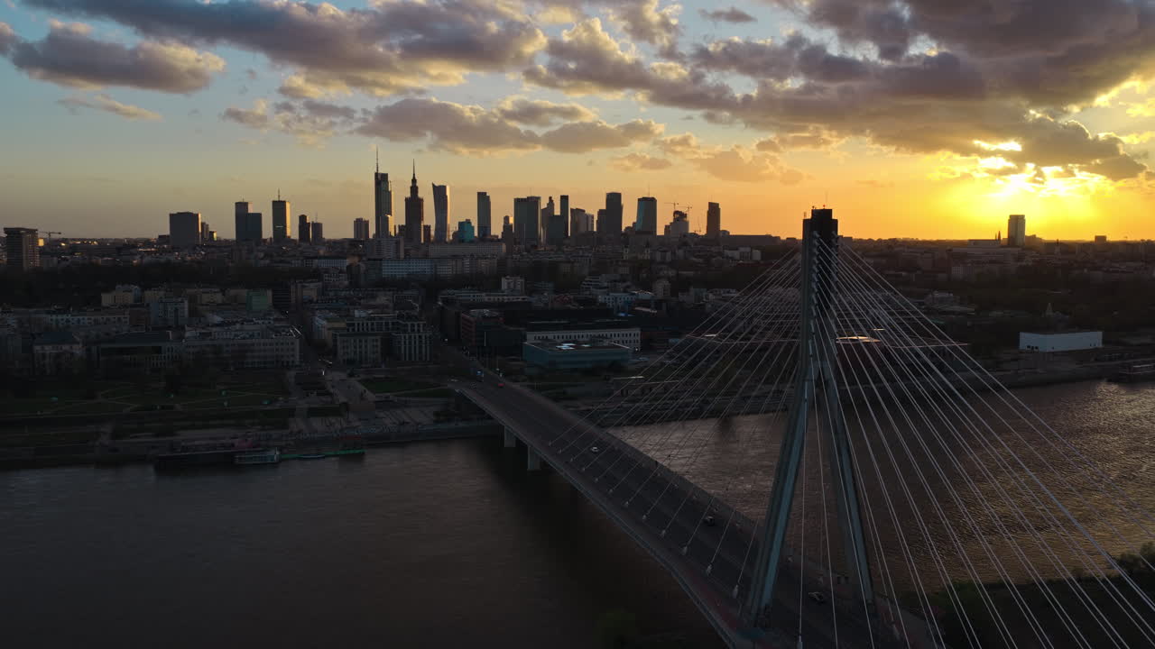 Ponte Świętokrzyski (Most Świętokrzyski) che attraversa il fiume Vistola durante il tramonto a Varsavia, Polonia. Ripresa aerea