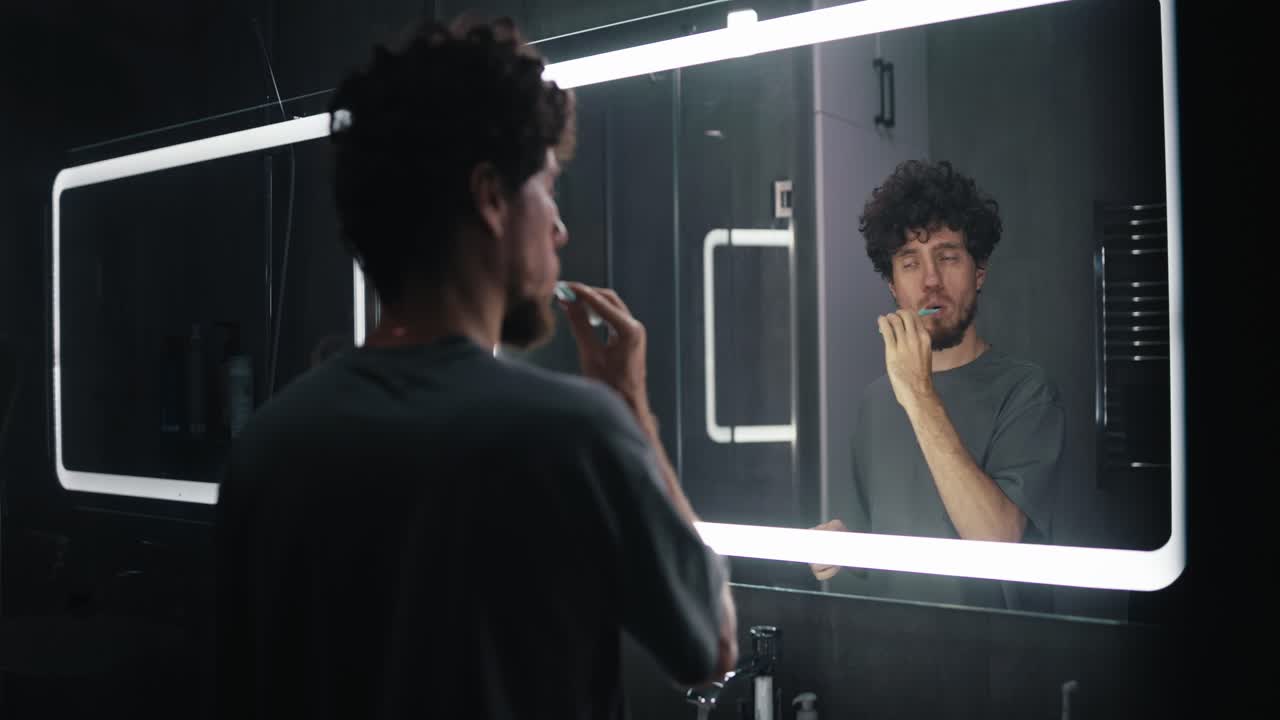 현대적인 화장실에서 치아를 는 남자