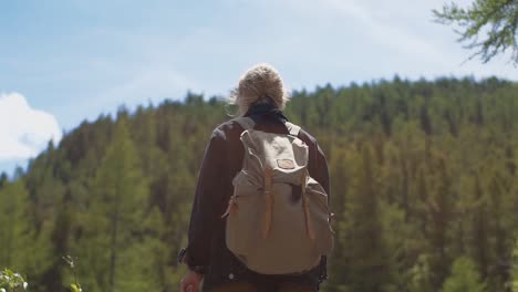 Una-Senderista-De-Moda-Está-Disfrutando-Del-Entorno-De-La-Naturaleza