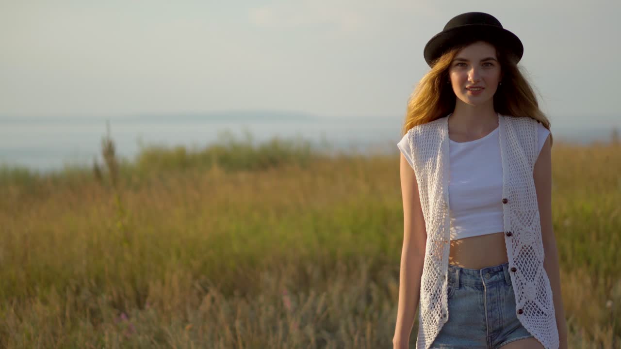 해가 지는 시점 에 들판 에 있는 여자