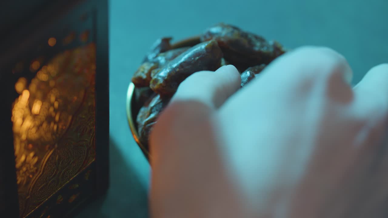 데이트하는 손의 매크로 샷