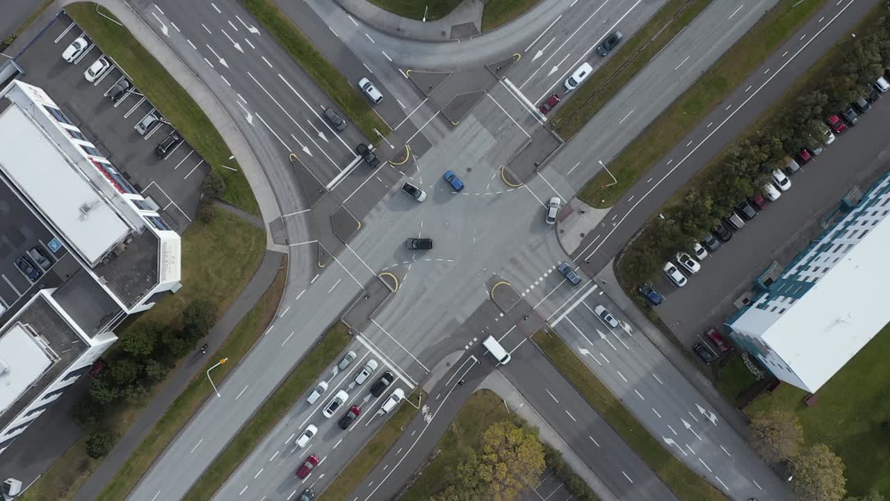 tráfico en movimiento a través del cruce de carreteras durante la luz verde, vista de arriba hacia abajo