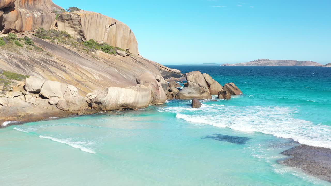 맑고 푸른 물의 파도가 호주 에스페란스의 서쪽 해변 기슭을 휩싸고 있습니다.