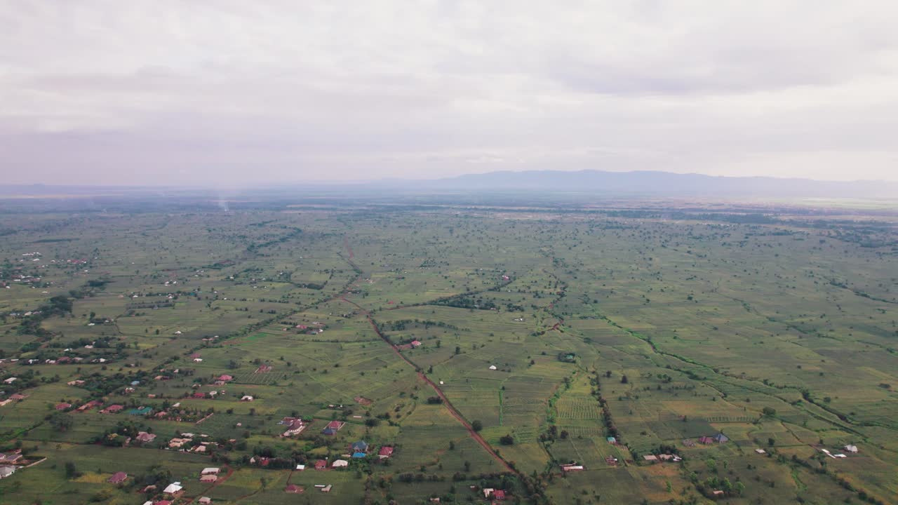 paisaje de las granjas y la carretera en la ciudad de moshi en tanzania