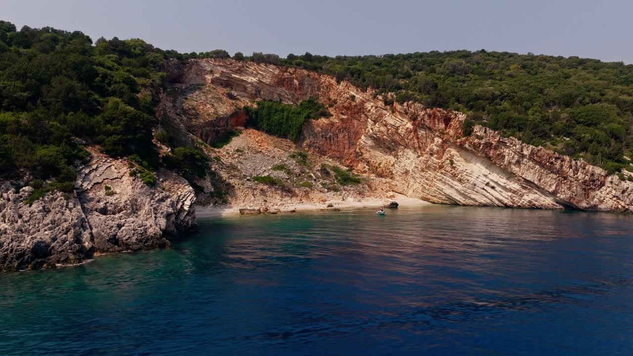 Una ripresa aerea cinematografica dell'isola di Itaca in Grecia.