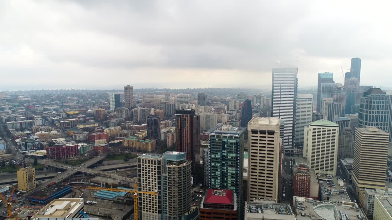 antena elevada alejándose de los rascacielos del centro de seattle alrededor de 2017