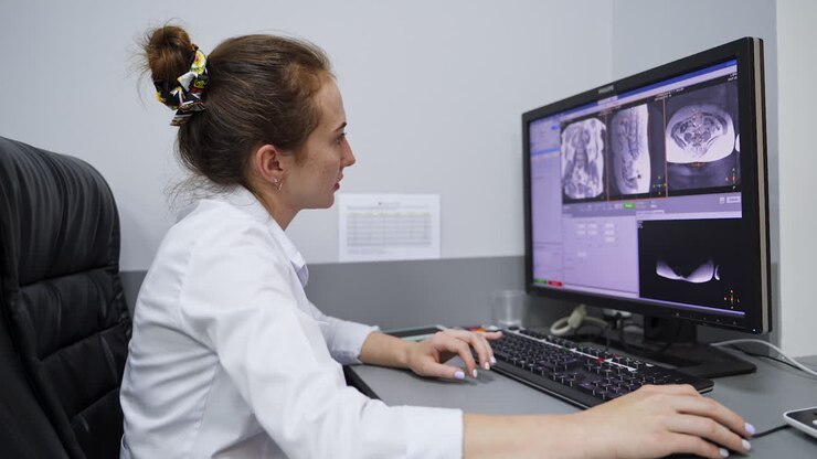 Medico che esamina immagini mediche su un computer