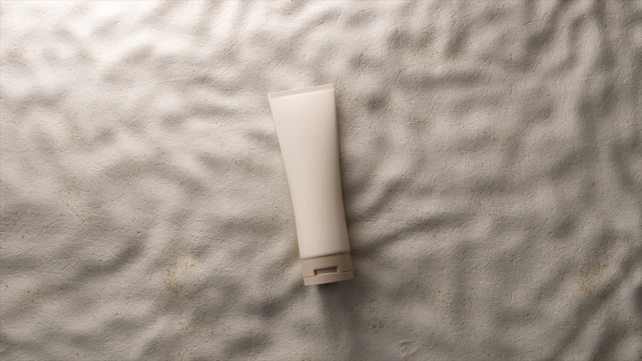 색 크림 튜브가 주름진 천에