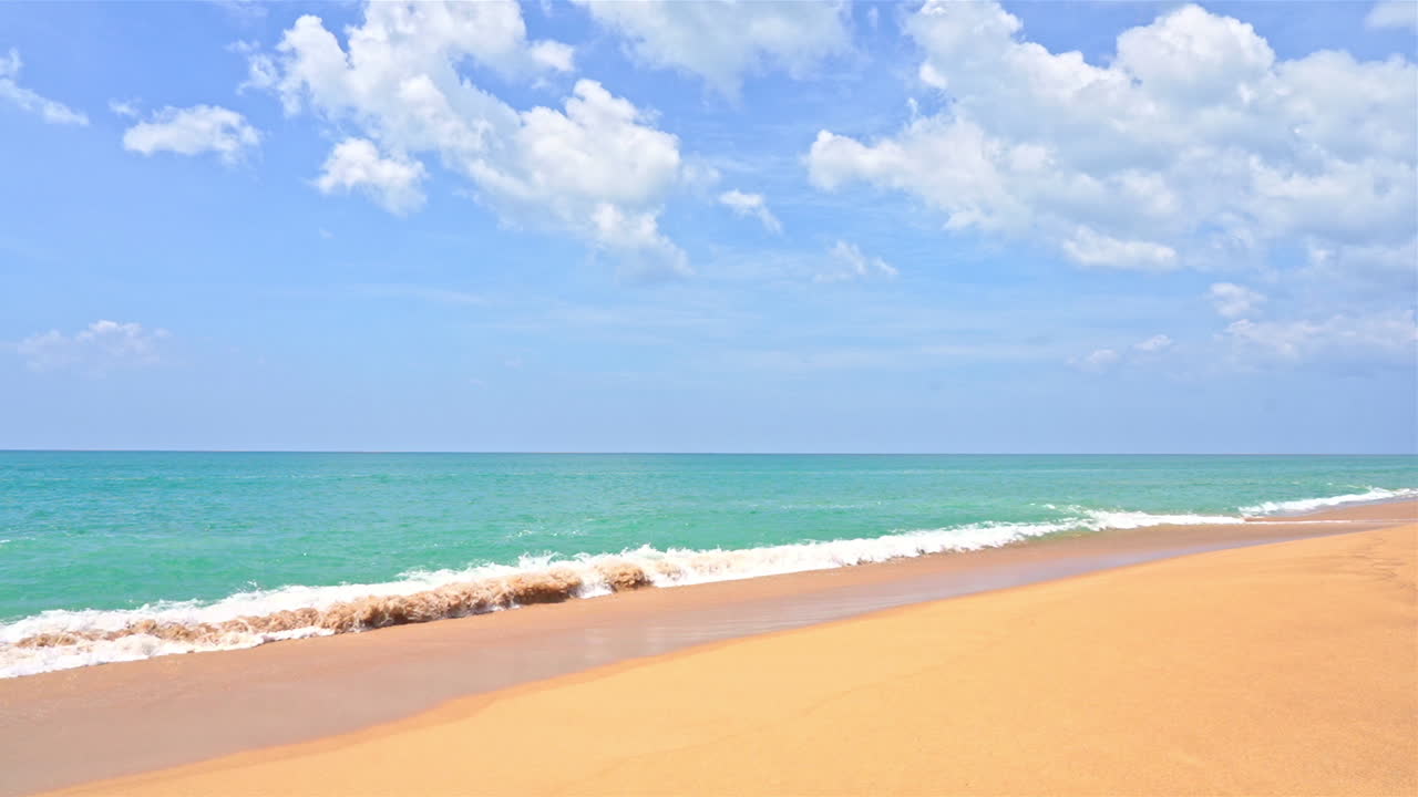 비어 있는 노란색 모래 해변 라인과 청록색 바닷물 조수와 사람 나무가 없는 흐린 하늘, 일반, 정적