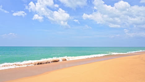 Línea-De-Playa-De-Arena-Amarilla-Vacía-Y-Mareas-De-Agua-De-Mar-Turquesa-Y-Cielo-Nublado-Sin-árbol-De-Personas,-Genérico,-Estático