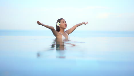 Eine-Schöne-Hüfthohe-Frau-In-Einem-Schwimmbad-Hebt-Ihre-Arme-Zum-Himmel