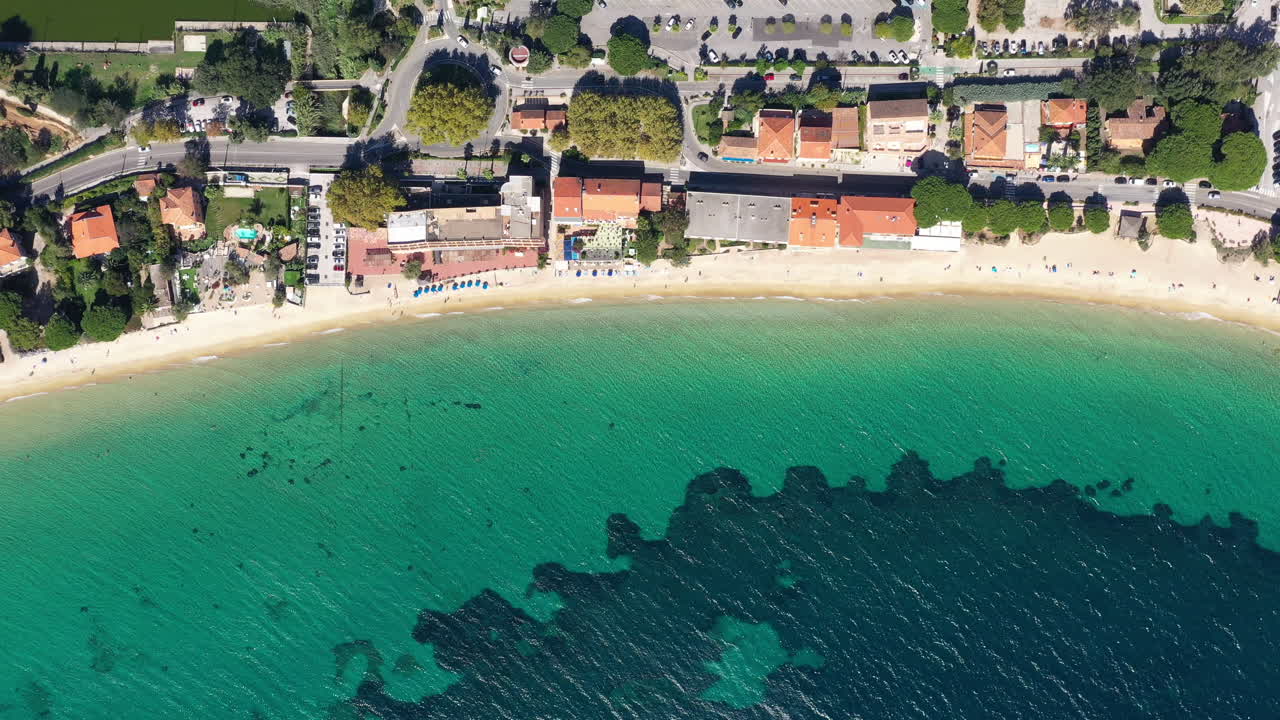 complejo marítimo paraíso playa de arena cavaliere ciudad toma aérea superior día soleado