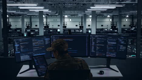 programmatore militare in un centro dati