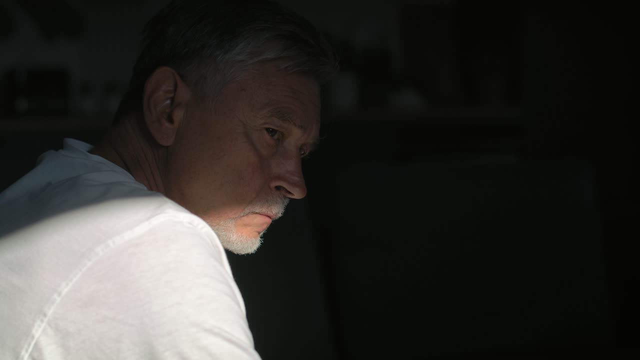 어 ⁇  속에 앉아 있는 정신적 문제를 가진 고령 백인 남성.