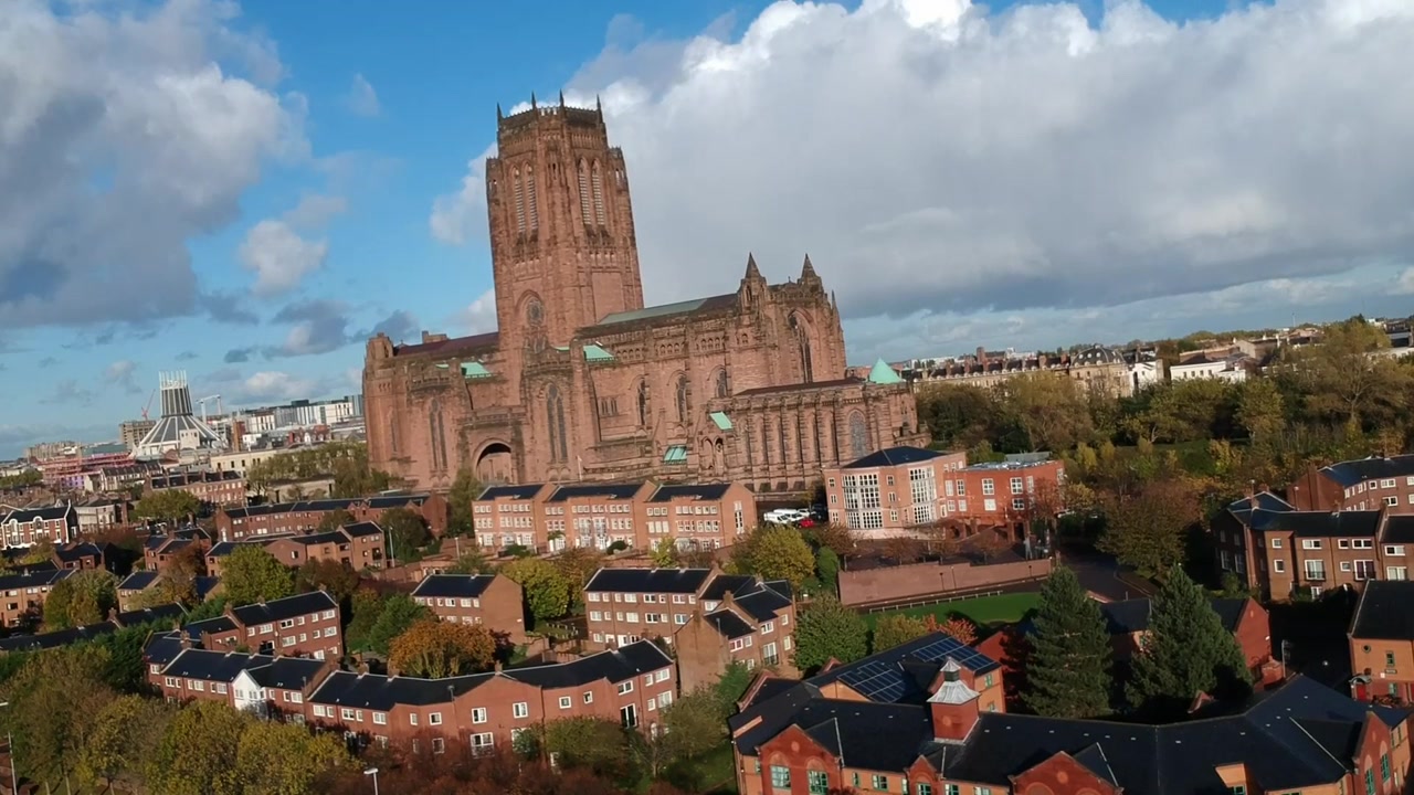 Lähikuva Liverpoolin katedraalista, joka sijaitsee lähellä kaupungin keskustaa ja jonka uskotaan olevan maailman pisin katedraali.