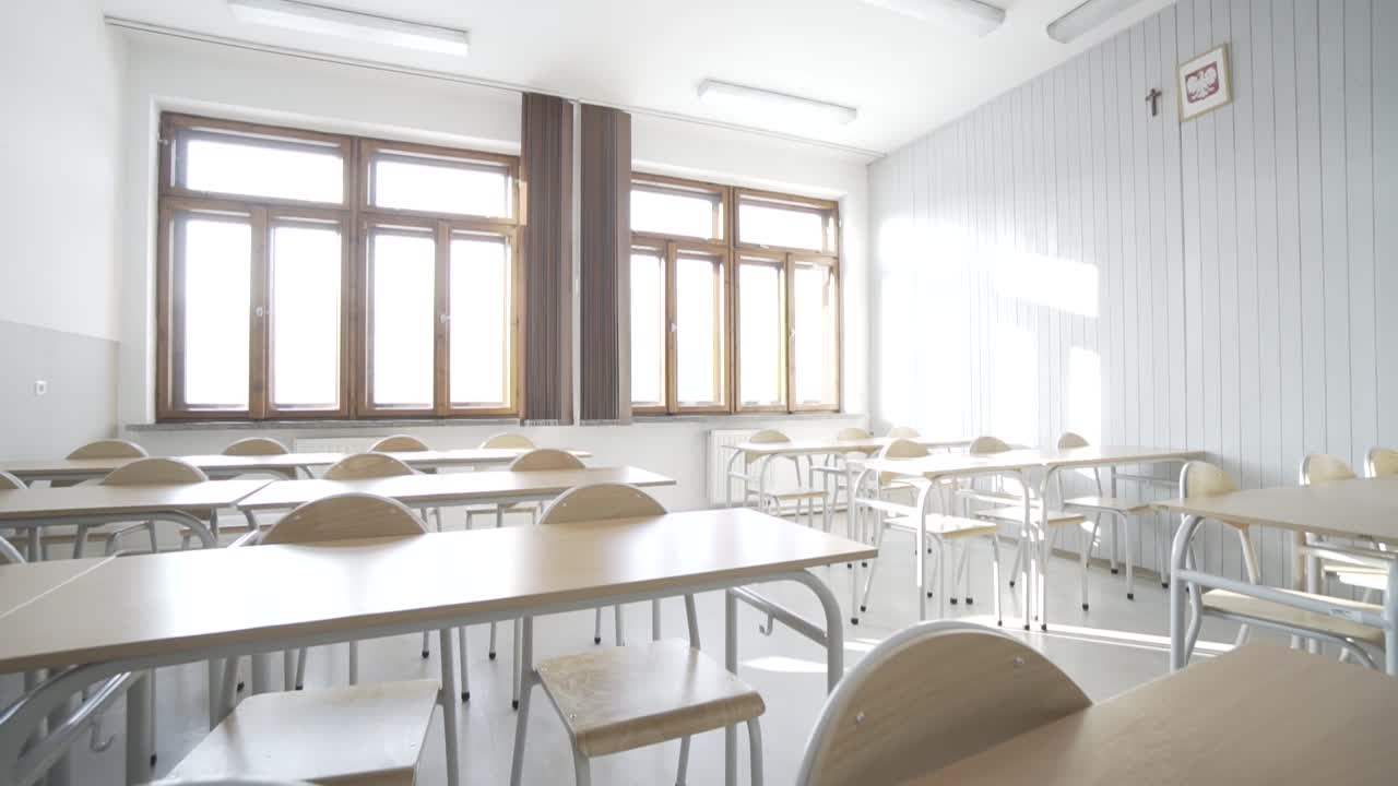 aula moderna nella scuola superiore pubblica al sole del mattino