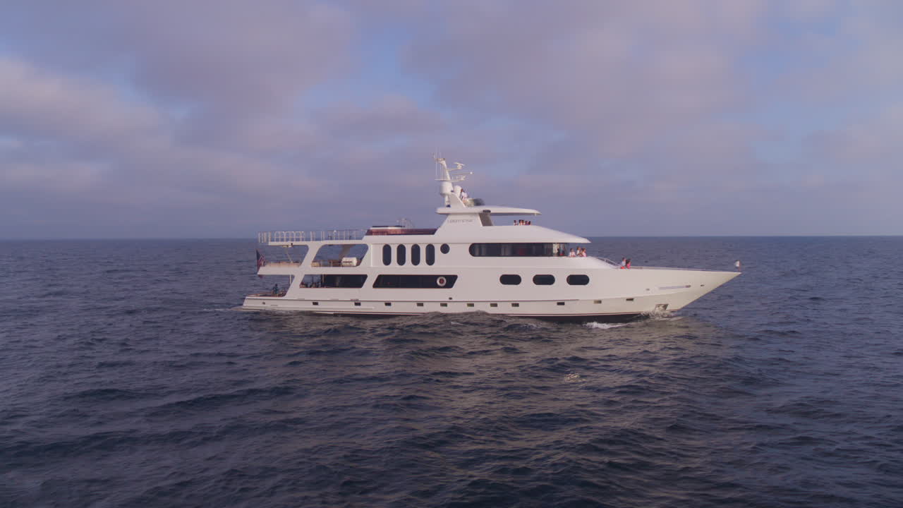 Ripresa aerea con drone di uno yacht che naviga in mare