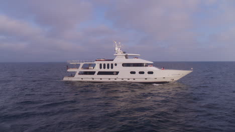 toma aérea de un yate navegando en el mar