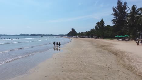 Tiefflug-Unter-Volleyballnetz-Am-Breiten-Strand-Von-Weligama-Und-Ruhigem-Meer,-Sri-Lanka