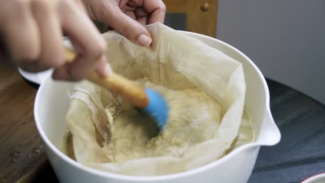 mezclando una bolsa de nueces llena de mezcla de pulpa de jengibre jugo casero saludable vegano comiendo orgánico fresco
