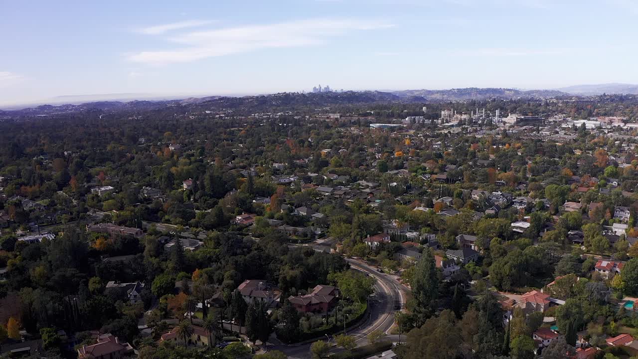 toma aérea descendente del barrio de pasadena con el centro de los ángeles al fondo
