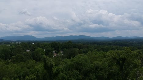 Disparo-De-Dron-Ascendente-Que-Revela-Las-Montañas-De-Asheville,-Nc