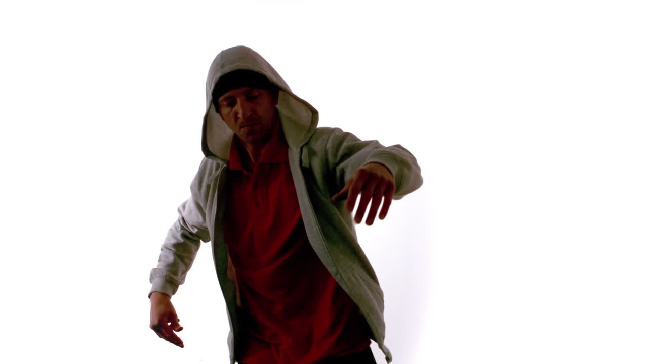 Giovane breakdancer cool in movimento su sfondo bianco