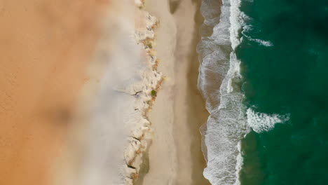 Vista-Aérea-Del-Mar,-Las-Olas-Y-Los-Acantilados-De-Morro-Branco,-Ceará,-Brasil