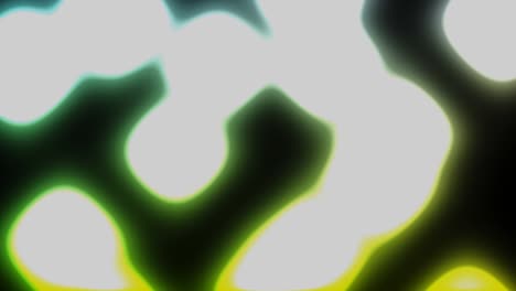 el plasma verde brilla y cambia su forma y tamaño. una mancha verde brillante brilla sobre un fondo negro. esta explosión se puede usar como efecto de movimiento gráfico.