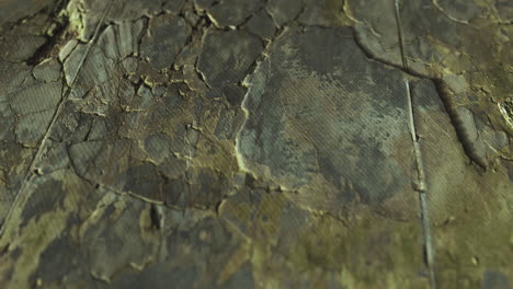 textura superficial agrietada que revela capas de desgaste y envejecimiento en el material natural